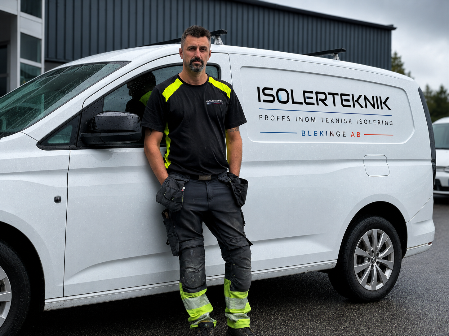 Montörer från Isolerteknik Blekinge AB på plats i ett uppdrag