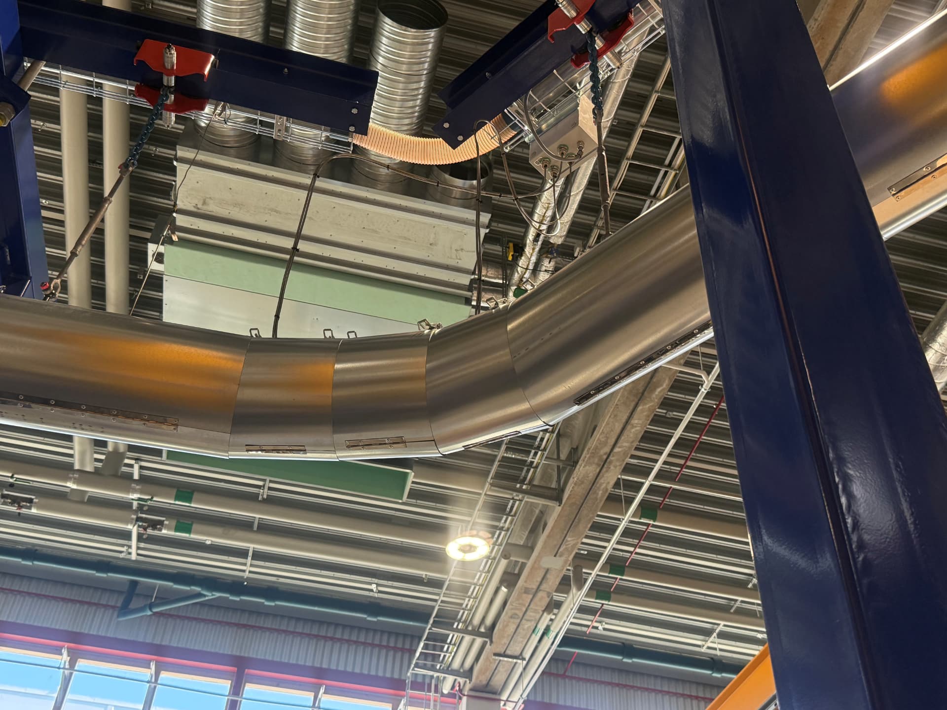 Ventilationskanal med plåtbeklädnad i industrilokal